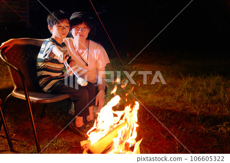 一家人享受篝火 家庭營圖片 106605322