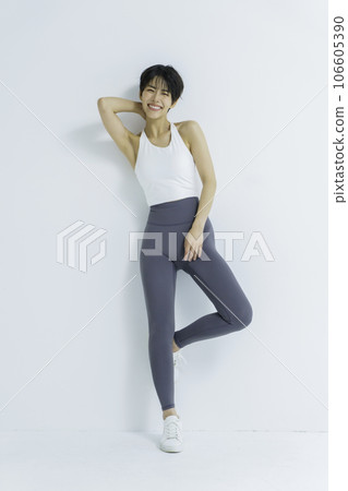 白色背景、垂直位置穿著瑜伽服的年輕女性肖像 106605390