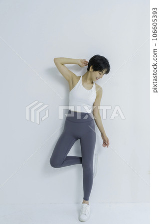 白色背景、垂直位置穿著瑜伽服的年輕女性肖像 白色背景、垂直位置穿著瑜伽服的年輕女性肖像 106605393