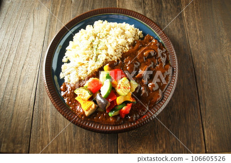 Delicious curry rice with vegetable toppings 106605526