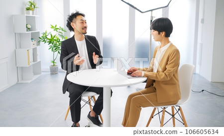 40 多歲的經理接受采訪 106605634