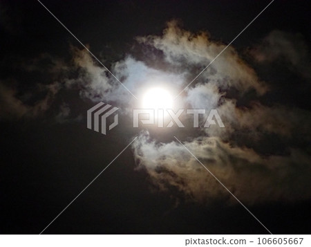 滿月照亮的雲彩 滿月照亮的雲彩 106605667