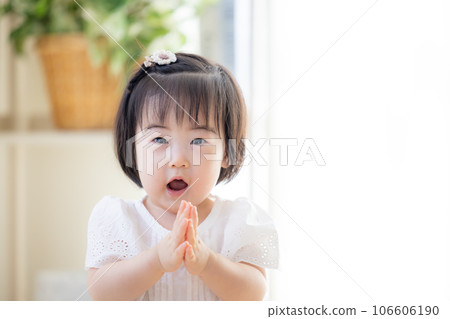 家庭女孩玩積木 家庭女孩玩積木 106606190