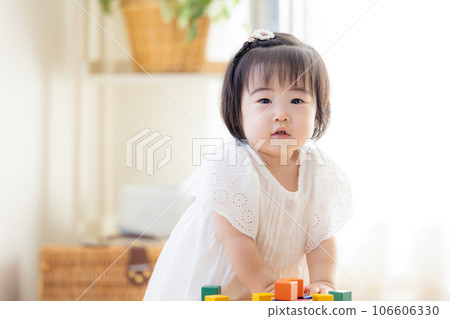Family girl playing with building blocks 106606330
