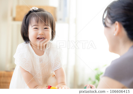 家庭女孩玩積木 106606415