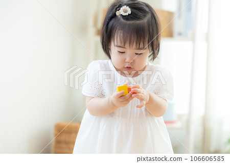 家庭女孩玩積木 家庭女孩玩積木 106606585