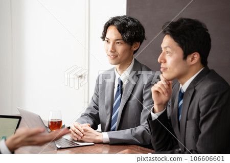 Businessman conversation meeting 106606601