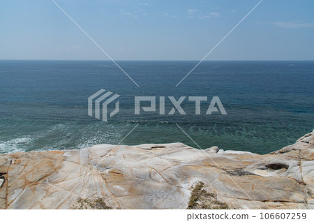 White rocky cliffs and a beautiful sea on the horizon 106607259