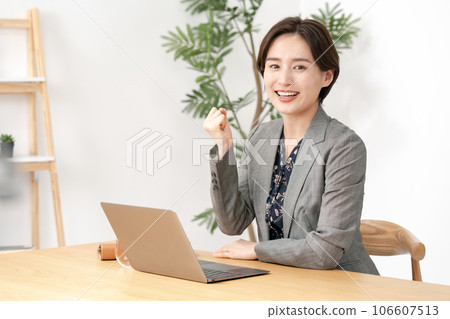 商界女性遠程工作 106607513