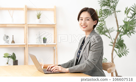 商界女性遠程工作 106607518