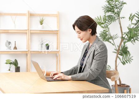 商界女性遠程工作 106607519