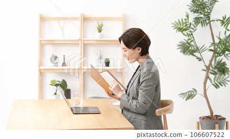 商界女性遠程工作 106607522