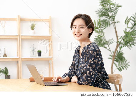 女性在家用電腦工作 106607523