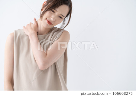 Stiff shoulder woman Stiff shoulder woman 106608275