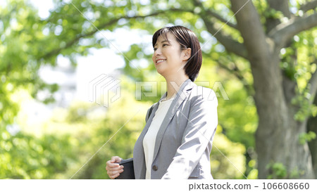 戶外女商人 106608660