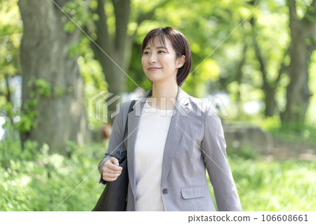 戶外女商人 106608661