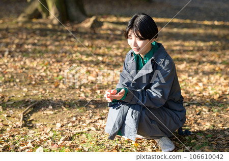 woman holding an acorn in her hand 106610042