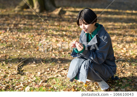 woman holding an acorn in her hand woman holding an acorn in her hand 106610043