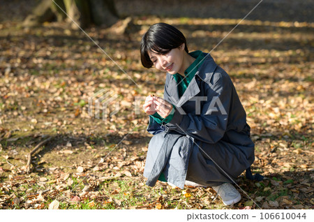woman holding an acorn in her hand 106610044