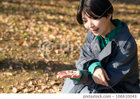 woman holding an acorn in her hand woman holding an acorn in her hand 106610048