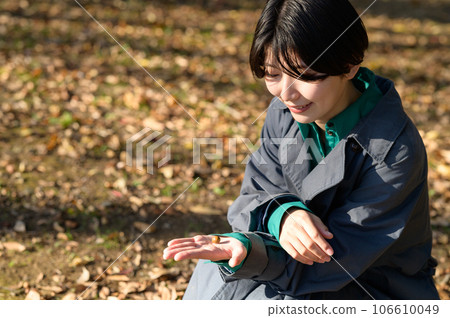 woman holding an acorn in her hand woman holding an acorn in her hand 106610049