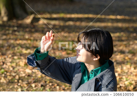 woman holding an acorn in her hand 106610050