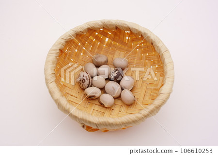 Mukuna beans 106610253