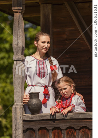 mother with daughter and jug 106611631