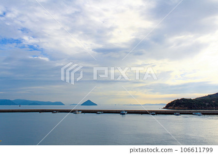 [香川]初夏的直島、從出發渡輪內看到的大槌島和瀨戶大橋 106611799