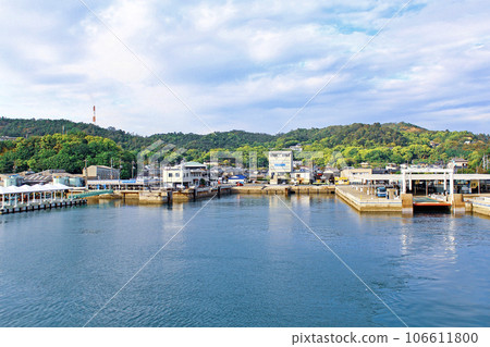[Kagawa] Naoshima in early summer, Miyaura Port seen from inside the departing ferry 106611800