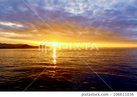 [Kagawa] Takamatsu in early summer, the sunset over the Seto Inland Sea seen from the coast 106611836