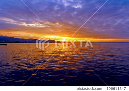 [Kagawa] Takamatsu in early summer, the sunset over the Seto Inland Sea seen from the coast 106611847