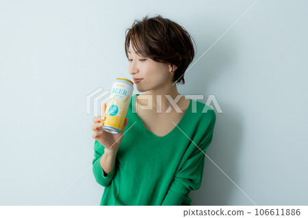 拿著啤酒的女人 拿著啤酒的女人 106611886