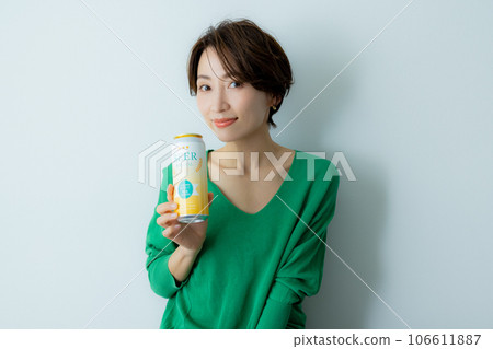 拿著啤酒的女人 拿著啤酒的女人 106611887