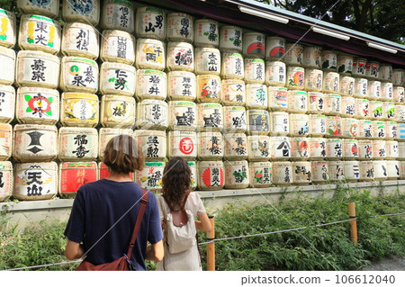 Foreign tourists taking pictures in front of sake barrels Inbound Japanese tourist destinations Foreign tourists taking pictures in front of sake barrels Inbound Japanese tourist destinations 106612040