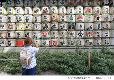 外國遊客在清酒桶前拍照 日本入境旅遊勝地 106612044