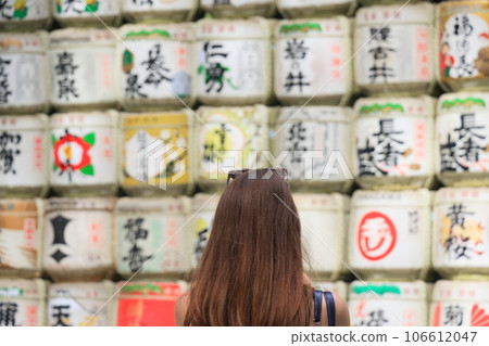 Foreign tourists taking pictures in front of sake barrels Inbound Japanese tourist destinations Foreign tourists taking pictures in front of sake barrels Inbound Japanese tourist destinations 106612047