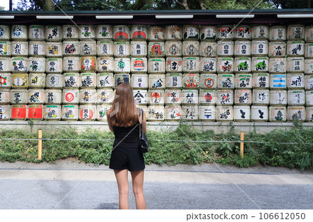 外國遊客在清酒桶前拍照 日本入境旅遊勝地 106612050