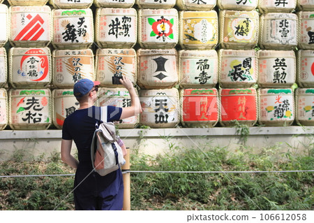 Foreign tourists taking pictures in front of sake barrels Inbound Japanese tourist destinations Foreign tourists taking pictures in front of sake barrels Inbound Japanese tourist destinations 106612058