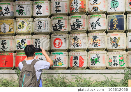 Foreign tourists taking pictures in front of sake barrels Inbound Japanese tourist destinations Foreign tourists taking pictures in front of sake barrels Inbound Japanese tourist destinations 106612066