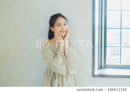 Off-shoulder woman 106612165