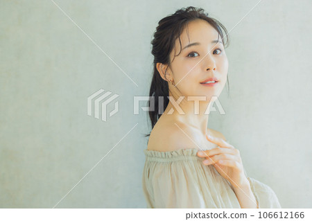 Off-shoulder woman 106612166