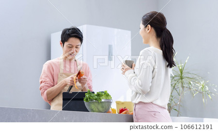 一個家庭主婦看著一個做飯的丈夫 106612191