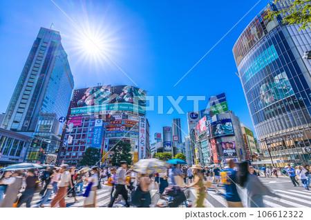 日本東京城市景觀,秋日晴朗。減少19個都道府縣↓。涉谷因外國遊客而熱鬧 = 9 月 5 日 日本東京城市景觀,秋日晴朗。減少19個都道府縣↓。涉谷因外國遊客而熱鬧 = 9 月 5 日 106612322