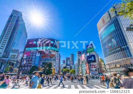 日本東京城市景觀，秋日晴朗。減少19個都道府縣↓。涉谷因外國遊客而熱鬧 = 9 月 5 日 106612325