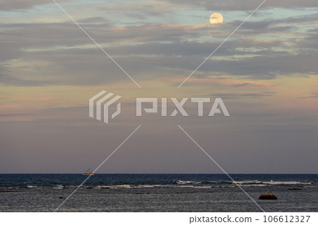 戲劇性的超級月亮日落，秋田縣男鹿半島宇崎海灘 106612327