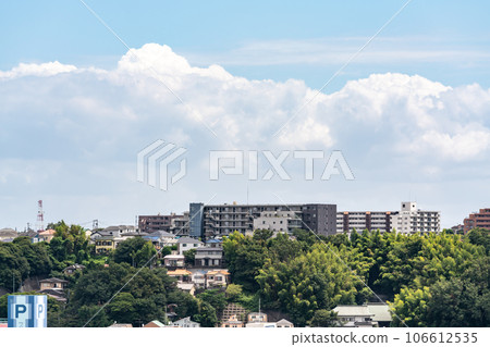 [Kanagawa Prefecture] Cityscape with refreshing blue sky 106612535