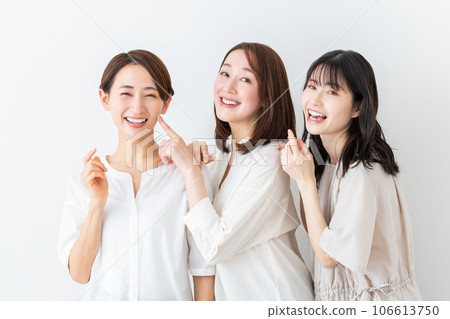 Middle-aged women's beauty 106613750