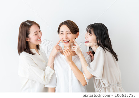 Middle-aged women's beauty 106613753