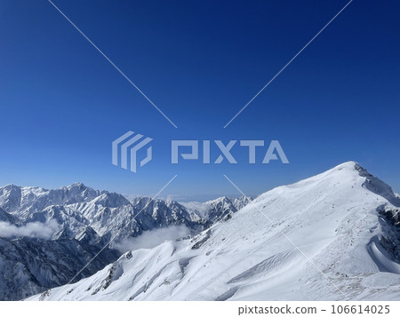 The mountain peak and the mountains of the Northern Alps seen from the Karamatsudake ridgeline The mountain peak and the mountains of the Northern Alps seen from the Karamatsudake ridgeline 106614025